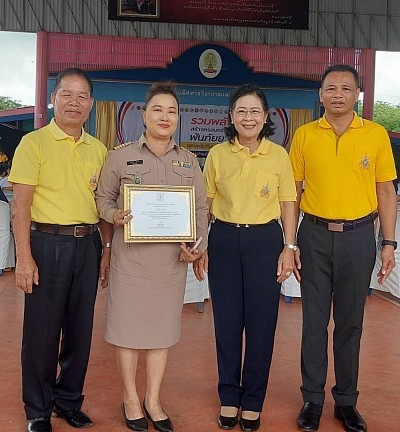 นางเทียบจุฑา ขาวขำ สมาชิกสภาผู้แทนราษฎร สจ.สมควร  บุญประคม  ส.อบจ.อุดรธานีนายจรูญ บุหิรัญ นายอำเภอบ้านผือนางสมศรี หนูราช ผู้ใหญ่บ้านชุมชนหัวคูหมู่1